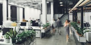 proxess dokumentenmanagement modern office people blur effekt