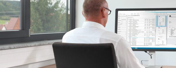 mitarbeiter-am-desktop-dokumente-recherche-proxess
