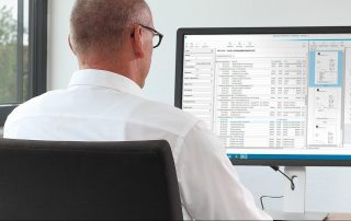 mitarbeiter recherchiert dokument mit dms proxess habel