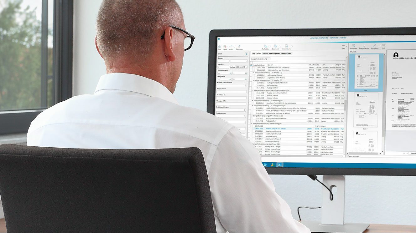 mitarbeiter recherchiert dokument mit dms proxess habel
