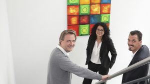 karriere bei proxess 3 mitarbeiter im treppenhaus bild im hintergrund