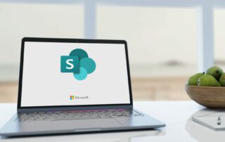 Laptop mit SharePoint-Logo