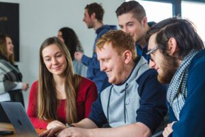 proxess auszubildende am notebook
