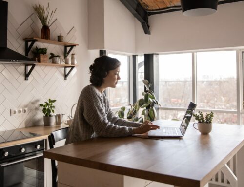 Zurück ins Büro – aber bitte nur ein bisschen! Wie hybrides Arbeiten gelingt!