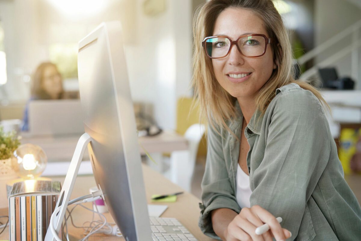 vanessa-blickt-in-die-kamera-proxess-dynamics-365-business-central frau am pc blickt in die kamera dynamics 365 business central