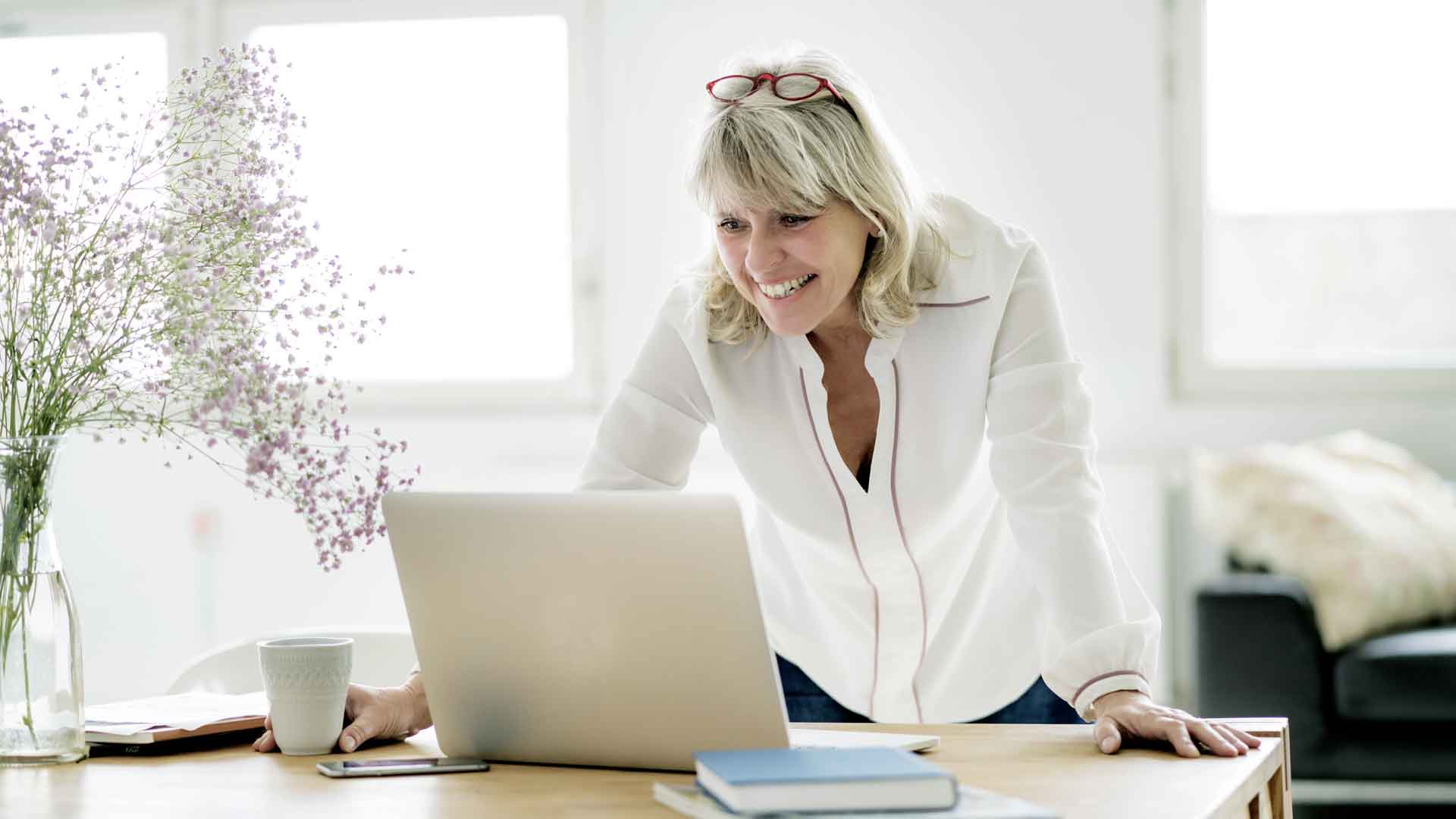 Frau stehend vor Laptop