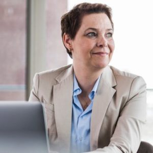 CTA-visiual – ER_Mit KI und Koepfchen_q