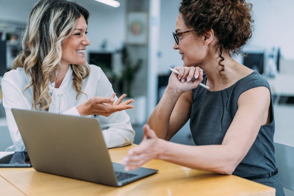 Zwei Frauen im Gespraech-2237562668